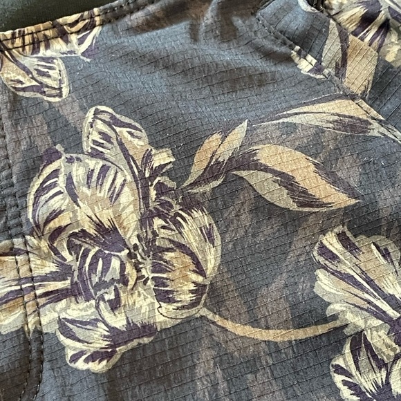 Athleta Trekkie North Printed High Waist Olive Green/Black Shorts, Floral, Sz 4 - Picture 13 of 13